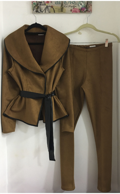 Conjunto mujer chaqueta cuello solapa ancho cinturon y leggings gamuza y efecto piel