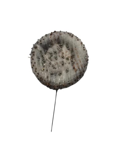 Broche afieltrado y bordado