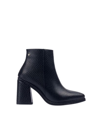 Botin alto puntudo en cuero moscú negro  Sara Pérez