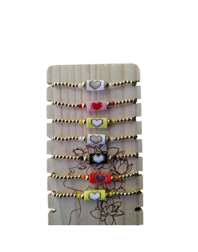 Pulseras de cuentas tejidas formando un corazón 