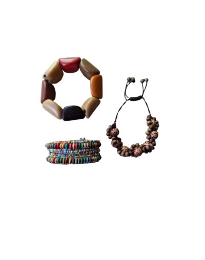 Pulseras de diferentes materiales: Tagua, madera, mostacillas
