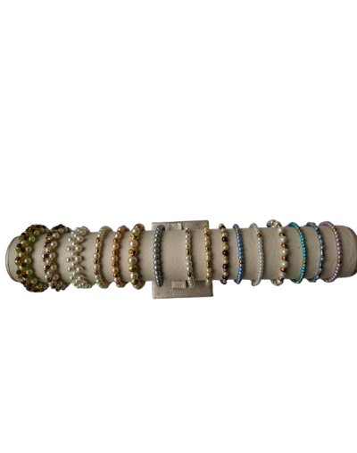 Pulseras en perla de diferentes formas y tamaños.