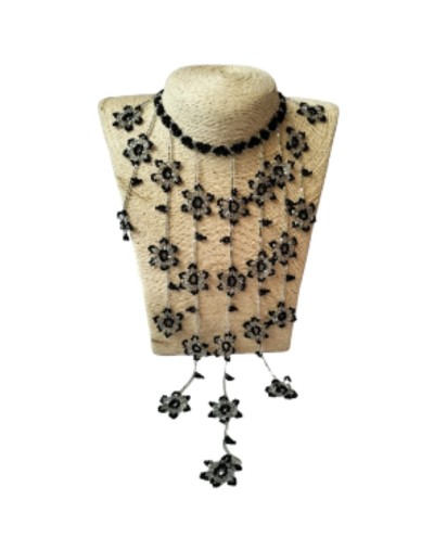 Collar largo Flores negras