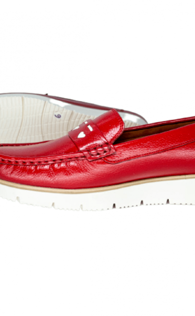 Zapato mocasín en cuero rojo