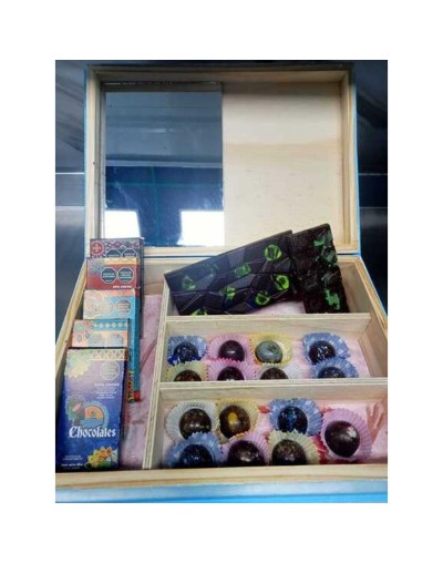 COFRE DE LUJO CON VARIEDADES DE BOMBONES Y BARRAS DE CHOCOLATES