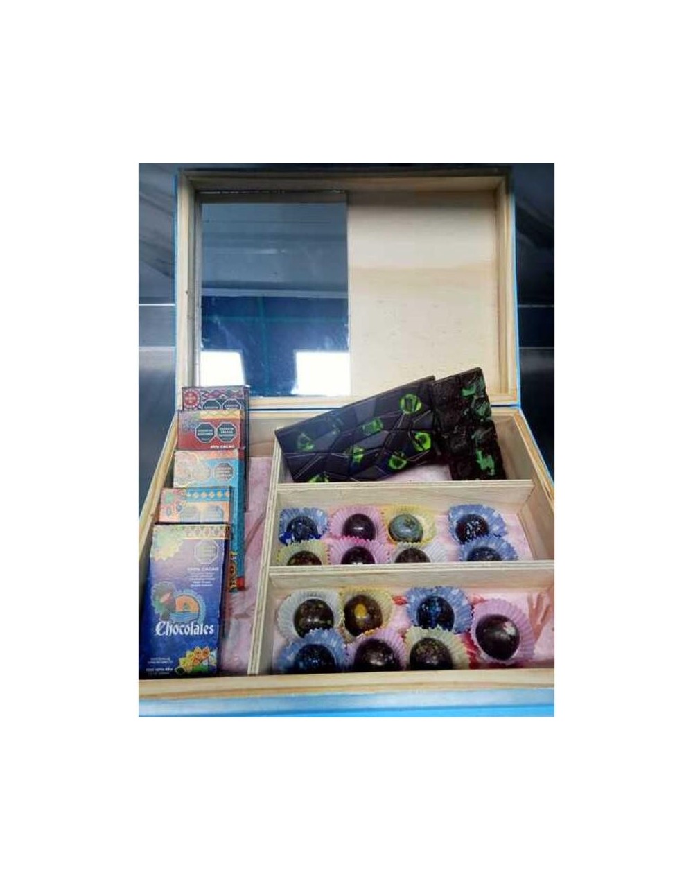 COFRE DE LUJO CON VARIEDADES DE BOMBONES Y BARRAS DE CHOCOLATES