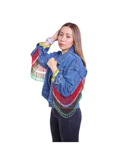 Chaqueta de jean pintada a mano y flecos de mostacilla