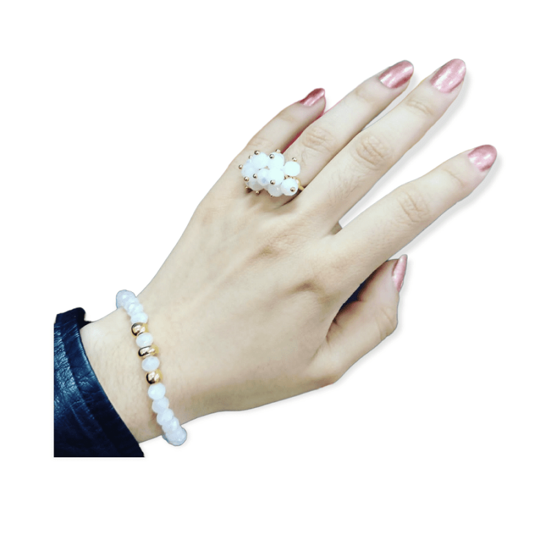Juego de anillo en plata y pulsera decorado en murano blanco con detalles en acero dorado
