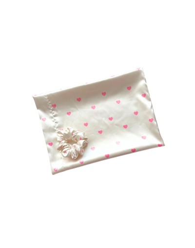 Funda para almohada en satín corazones crema