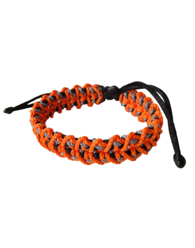 Diseñada para los amantes de la aventura y el deporte, esta manilla está tejida en terlenka calibre 15, combinando resistencia y