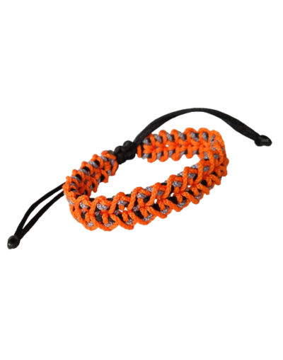 Diseñada para los amantes de la aventura y el deporte, esta manilla está tejida en terlenka calibre 15, combinando resistencia y