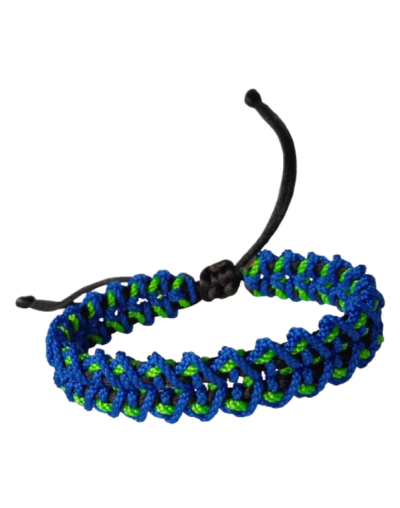 Diseñada para los amantes de la aventura y el deporte, esta manilla está tejida en terlenka calibre 15, combinando resistencia y