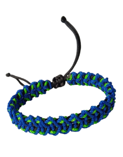 Diseñada para los amantes de la aventura y el deporte, esta manilla está tejida en terlenka calibre 15, combinando resistencia y