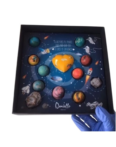 Estuche ChocoGalaxia – Bombones rellenos y corazón cósmico personalizable