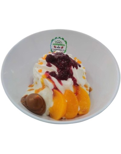 Postre con Merengón Crujiente  Guanabanazo y Fresas Cota