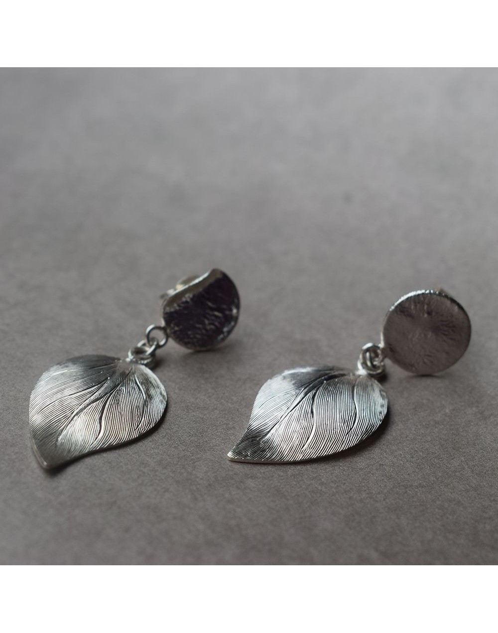 Pendientes largos hojas buriladas