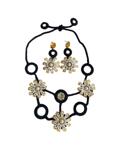 Juego collar y aretes  floral Mamá Pancha Artesanías