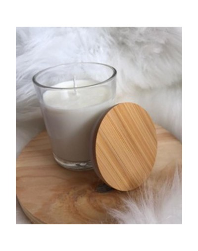 vela en envase de vidrio con tapa de bambu