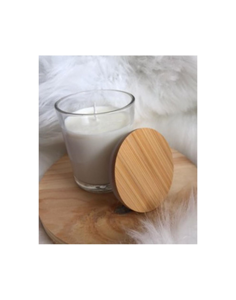vela en envase de vidrio con tapa de bambu