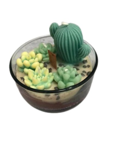 vela en envase de vidrio con figuras