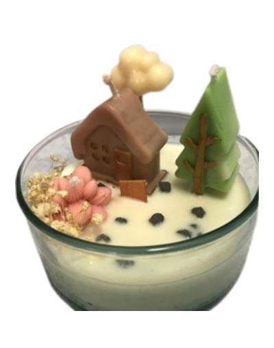 vela en envase de vidrio con figuras