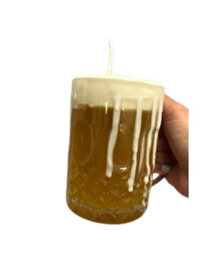 vela en envase de vidrio de cerveza