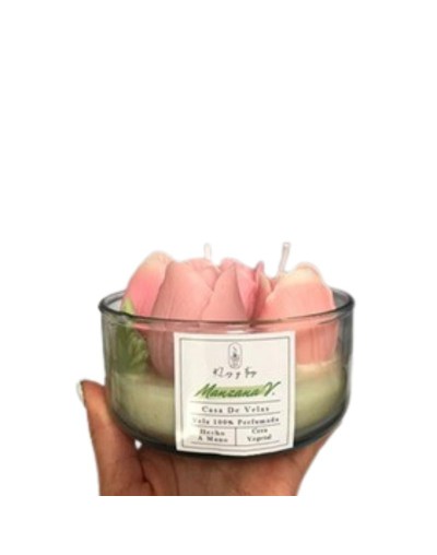 vela en envase de vidrio con figuras