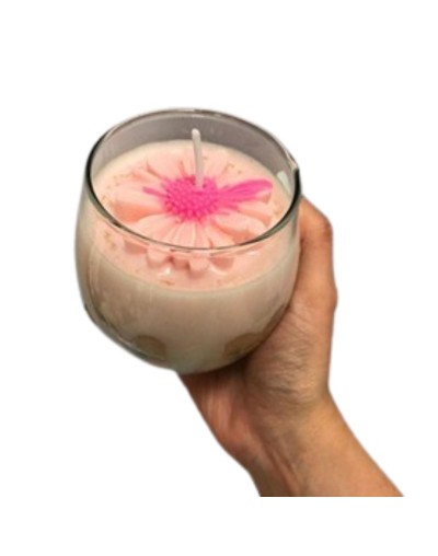 vela en envase de vidrio con figuras