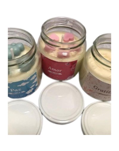 vela en envase de vidrio con figuras intensiones