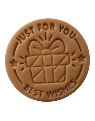 Dale un toque dulce y festivo a tu cocina con estos encantadores imanes de nevera en forma de galletas navideñas, elaborados a m