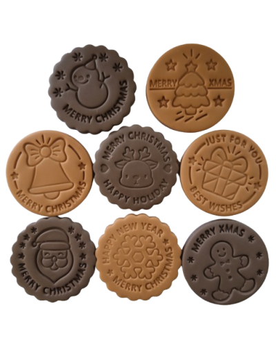 Dale un toque dulce y festivo a tu cocina con estos encantadores imanes de nevera en forma de galletas navideñas, elaborados a m