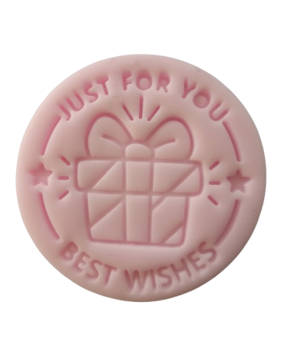 Dale un toque dulce y festivo a tu cocina con estos encantadores imanes de nevera en forma de galletas navideñas, elaborados a m