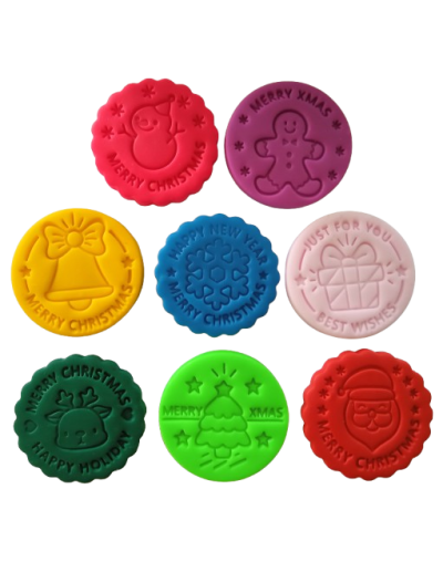 Dale un toque dulce y festivo a tu cocina con estos encantadores imanes de nevera en forma de galletas navideñas, elaborados a m