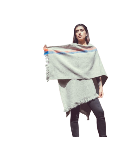 Capa ruana gris clara con franja vertical lisa