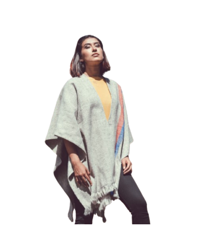 Capa ruana gris clara con franja vertical lisa