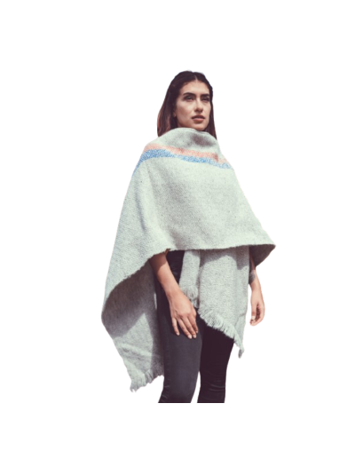Capa ruana gris clara con franja vertical rombos