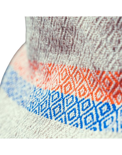 Capa ruana gris clara con franja vertical rombos