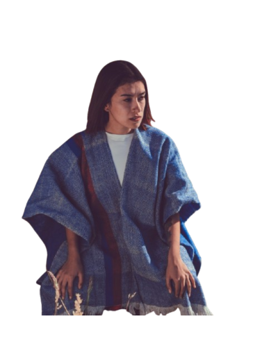 Capa ruana color azul rey con franja roja y azul vertical