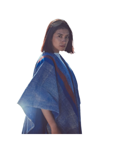 Capa ruana color azul rey con franja roja y azul vertical