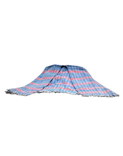 Capa ruana color azul y rojo con franjas en dos sentidos