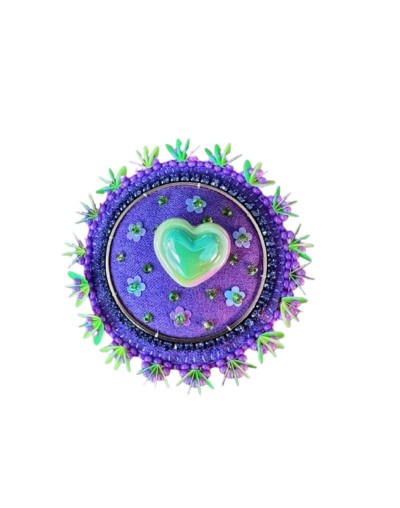 Prendedor bordado con volumen 