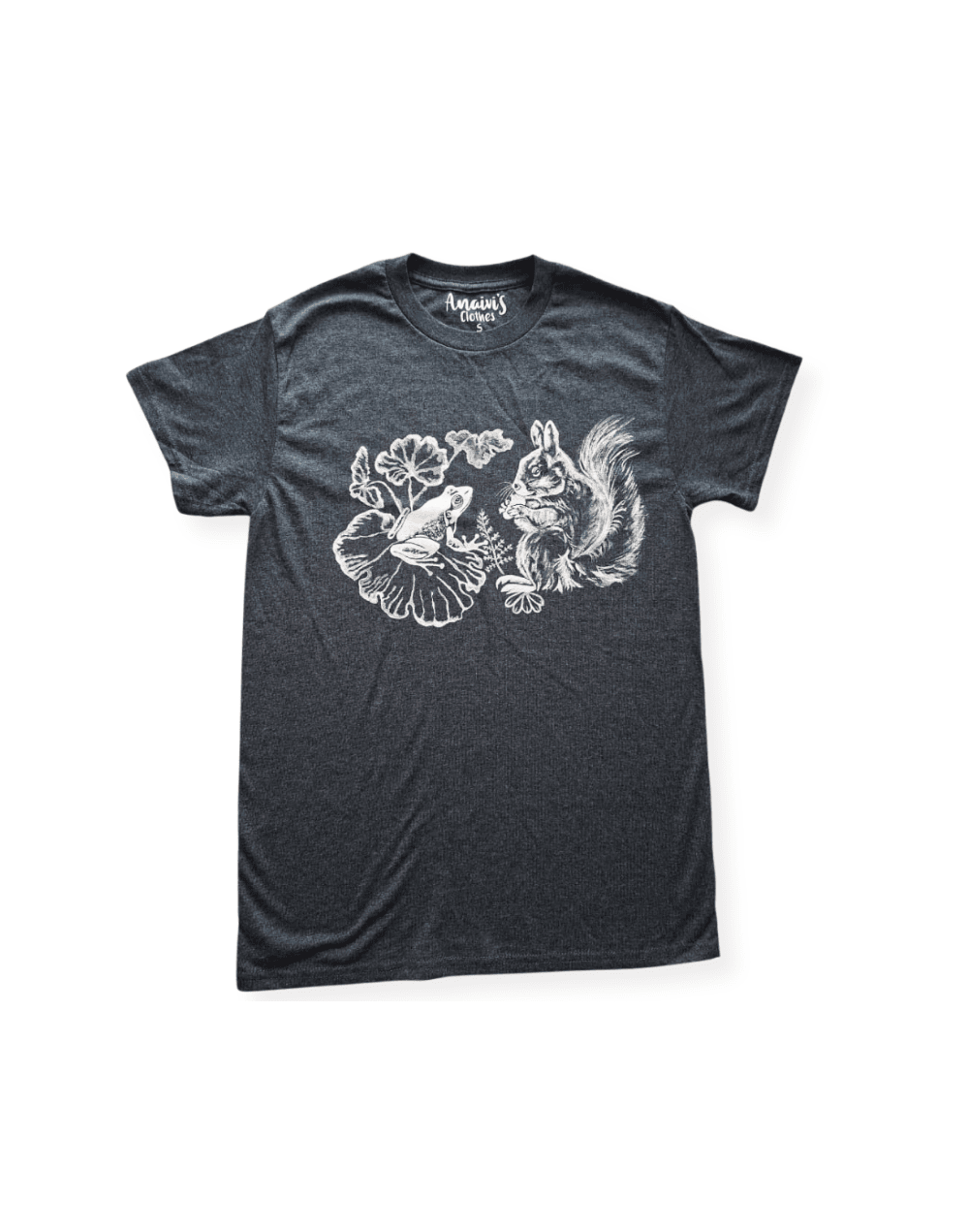 Camiseta gris pintada a mano con ardilla y rana