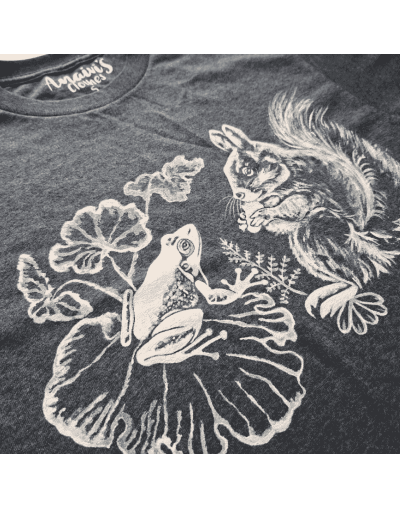 Camiseta gris pintada a mano con ardilla y rana