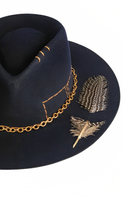 Sombrero privilegio fieltro azul con cadena bronce y costuras