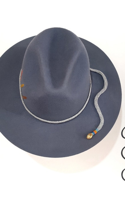 Sombrero privilegio fieltro azul serpiente al atardecer