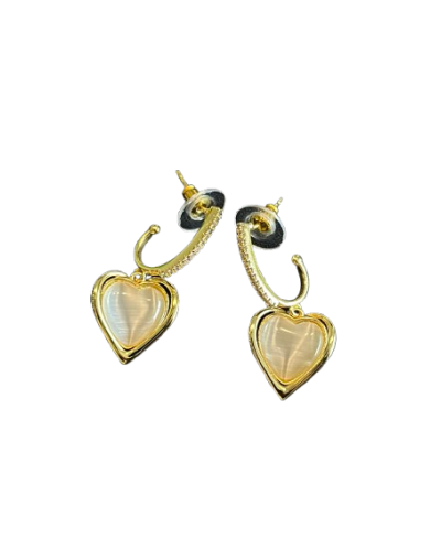 Candonga dorada con colgante de corazón blanco.