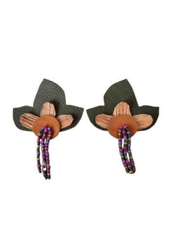 ARETES EN CUERO Y AMERO EN FORMA DE FLOR