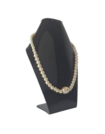 Collar de perlas naturales con perla ovalada de mayor tamaño.
