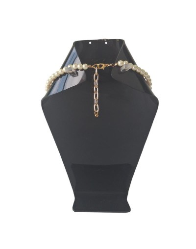 Collar de perlas naturales con perla ovalada de mayor tamaño.