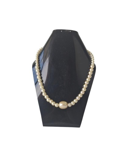 Collar de perlas naturales con perla ovalada de mayor tamaño.